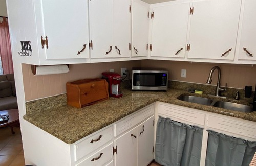 Northeast Orlando House | Charming 2-bedroom lakefront bungalow in Orlando