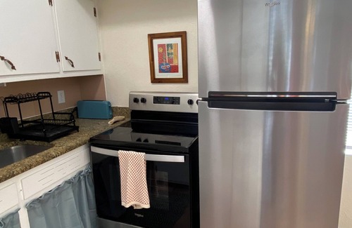 Northeast Orlando House | Charming 2-bedroom lakefront bungalow in Orlando