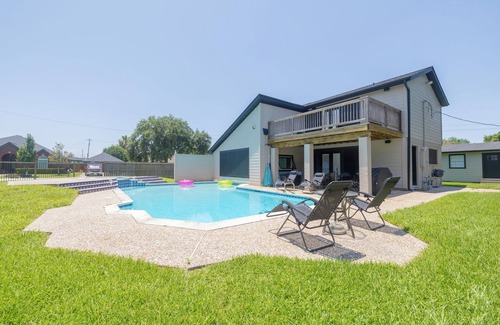 Dickinson House | Charming 2-bedroom Pool House Loft with Swim-in Pool Room