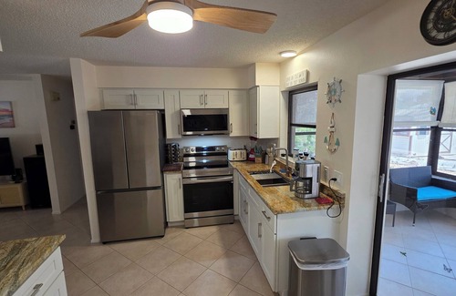 Englewood South House | Charming 2-bedroom pool house with WiFi in lovely Englewood, close to the beach.