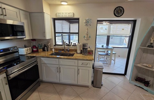 Englewood South House | Charming 2-bedroom pool house with WiFi in lovely Englewood, close to the beach.