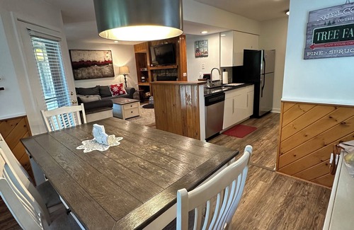 Stratton Mountain Condo | Charming 2-bedroom Stratton Mountain Condo with shuttle service