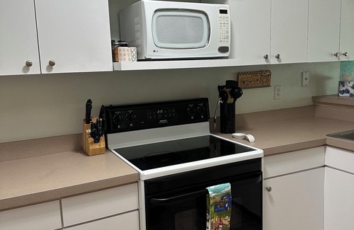 Clearwater House | Charming 2-bedroom townhome with WiFi, AC in Clearwater close to the beach.