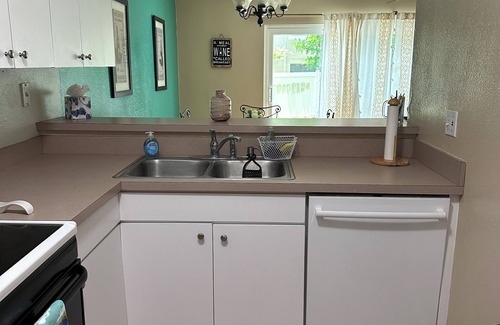 Clearwater House | Charming 2-bedroom townhome with WiFi, AC in Clearwater close to the beach.