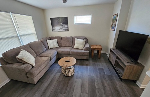 University District House | Charming 2-Bedroom Townhome with WiFi and AC in fantastic Columbus