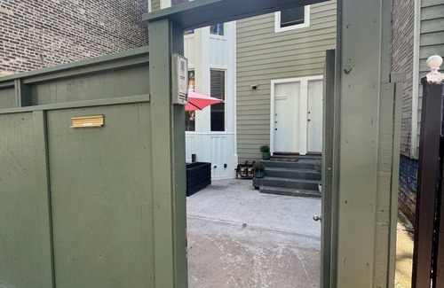 Logan Square House | Charming 2-bedroom urban oasis in fabulous Chicago!