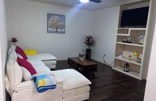 Mid City South House | Charming 2-bedroom house in wonderful Baton Rouge with AC, WiFi