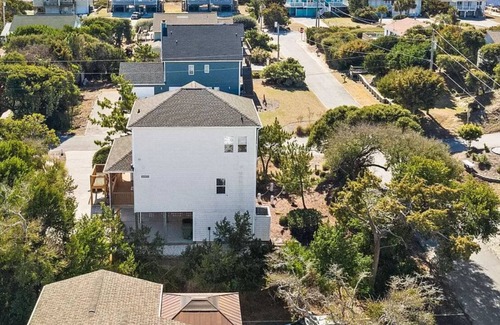 Emerald Isle Apartment | Charming 2-bedroom Oceanside apartment in the heart of Emerald Isle