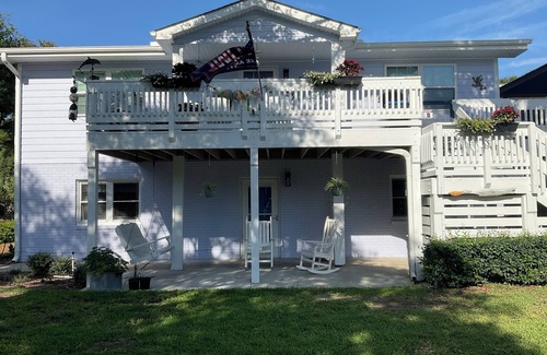 Emerald Isle Apartment | Charming 2-bedroom Oceanside apartment in the heart of Emerald Isle