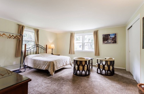 West Irondequoit Other | Charming 2-bedroom farmhouse w Jacuzzi