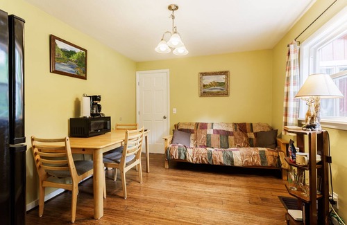 West Irondequoit Other | Charming 2-bedroom farmhouse w Jacuzzi