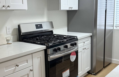 East Hollywood Apartment | Charming 2-bedroom apartment with WiFi, AC in lovely Los Angeles