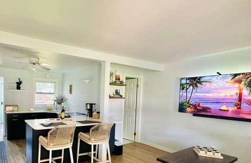 Port Austin Cottage | Charming 2-bedroom cottage steps away from the beach, restaurants, and downtown