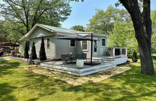 Port Austin Cottage | Charming 2-bedroom cottage steps away from the beach, restaurants, and downtown