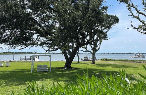 Sneads Ferry Cottage | Charming 2-bedroom cottage in Sneads Ferry with WiFi and AC