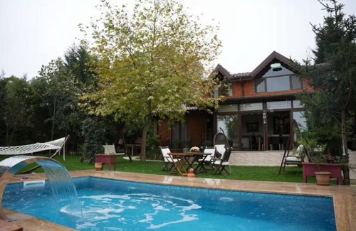 Sapanca Villa | Charming 2-bedroom villa with hot water Pool, AC, WiFi in peaceful Sapanca