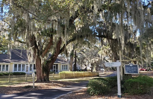 Murrells Inlet Cottage | Charming 2 BR cottage, set in Live Oak Grove in Gated WPC, Murrells Inlet, Pets