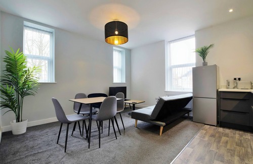 Salford Apartment | Charming 2-BR Flat near Salford Royal with Parking