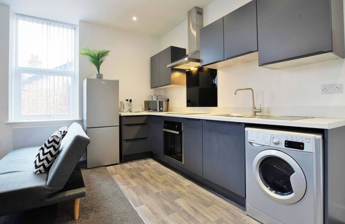 Salford Apartment | Charming 2-BR Flat near Salford Royal with Parking