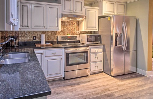 Welsh Apartment | Charming 2-Story Apt - 26 Mi to Lake Charles!