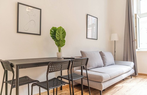 Rudolfsheim-Funfhaus Apartment | Charming 2BR Apt Close to Westbahnhof