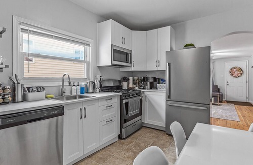 Hopkins House | Charming 2Br House! Remodeled! Wi-Fi, SmartTV, W/D.