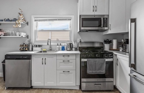 Hopkins House | Charming 2Br House! Remodeled! Wi-Fi, SmartTV, W/D.