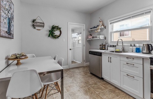 Hopkins House | Charming 2Br House! Remodeled! Wi-Fi, SmartTV, W/D.