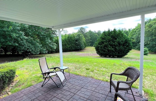 Thomaston House | Charming 3-bdrm house on 3 acres with heat/AC, fitness eqpt, WiFi in Thomaston