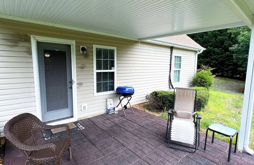 Thomaston House | Charming 3-bdrm house on 3 acres with heat/AC, fitness eqpt, WiFi in Thomaston