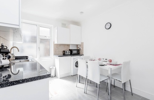 Havering Apartment | Charming 3-Bed Apartment in Romford