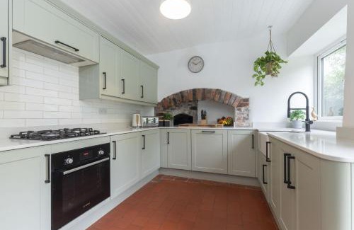 Crickhowell House | Charming 3-Bed Cottage by the River Usk