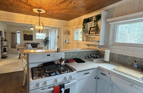 Shallotte Cottage | Charming 3 bed cottage on Saucepan Creek near Ocean Isle beaches!