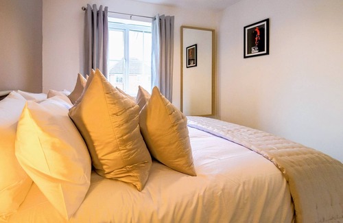 Milton Malsor House | Charming 3-bed Home with Parking, Sky TV & WiFi
