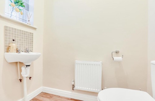 Ashby-de-la-Zouch House | Charming 3-Bed Home with Garden & Parking