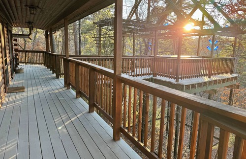 Eureka Springs Cabin | Charming 3-bedroom cabin with King Beds with Hot Tub in tranquil Eureka Springs