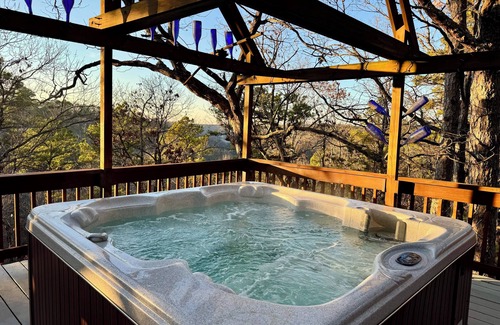 Eureka Springs Cabin | Charming 3-bedroom cabin with King Beds with Hot Tub in tranquil Eureka Springs