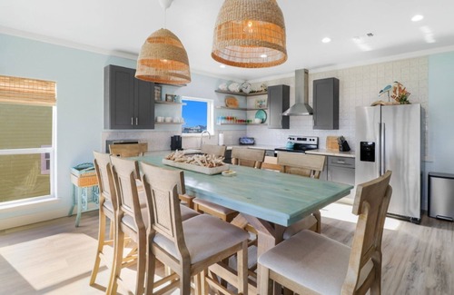 Crystal Beach House | Charming 3-bedroom house with WiFi and AC in tranquil Bolivar Peninsula.