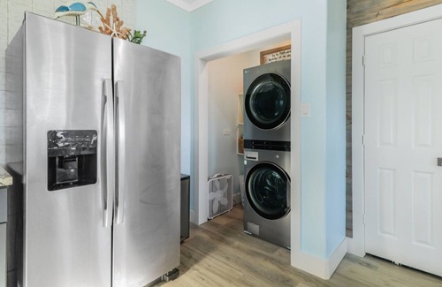 Crystal Beach House | Charming 3-bedroom house with WiFi and AC in tranquil Bolivar Peninsula.