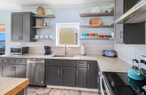 Crystal Beach House | Charming 3-bedroom house with WiFi and AC in tranquil Bolivar Peninsula.