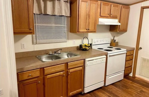 Gilbertsville House | Charming 3 bedroom lake front house in Gilbertsville with WiFi and AC