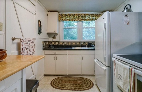 Pulteney Cottage | Charming 3 bedroom, 1.5 bathroom cottage;WiFi, AC, steps to the water, dock slip