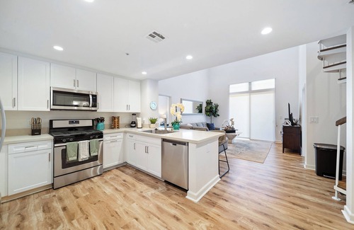 Irvine Bed & Breakfast | Charming 3-bedroom B&B with AC and fitness room in Irvine