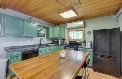 Webster Cabin | Charming 3-bedroom cabin with AC and WiFi in tranquil Webster