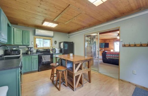 Webster Cabin | Charming 3-bedroom cabin with AC and WiFi in tranquil Webster