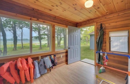Webster Cabin | Charming 3-bedroom cabin with AC and WiFi in tranquil Webster