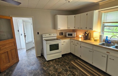 Lancaster House | Charming 3-bedroom country house with AC, WiFi in Lancaster.