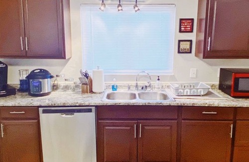 Euclid Condo | Charming 3-bedroom condo with WiFi and AC in pleasant Euclid