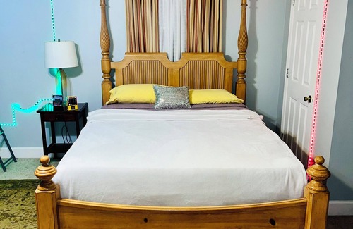 Valdosta Other | Charming 3-bedroom farmhouse in Valdosta with AC, WiFi, Jacuzzi Tub