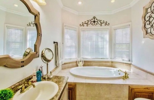 Valdosta Other | Charming 3-bedroom farmhouse in Valdosta with AC, WiFi, Jacuzzi Tub